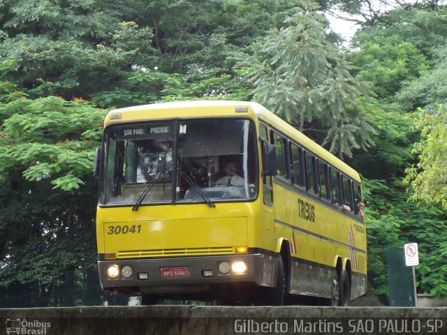 Viação Itapemirim 30041 na cidade de São Paulo, São Paulo, Brasil, por Gilberto Martins. ID da foto: 1515149.