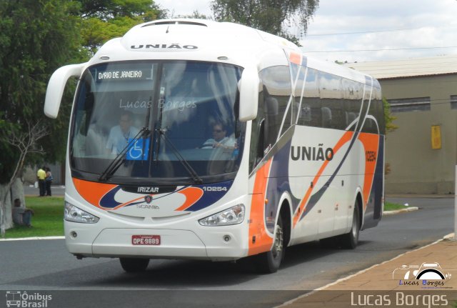 Expresso União 10254 na cidade de Araxá, Minas Gerais, Brasil, por Lucas Borges . Número da foto: #2104554.