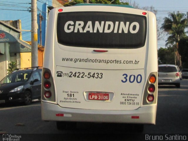 Grandino Transportes 300 na cidade de Taboão da Serra, São Paulo, Brasil, por Bruno Santino. Número da foto: #2105701.