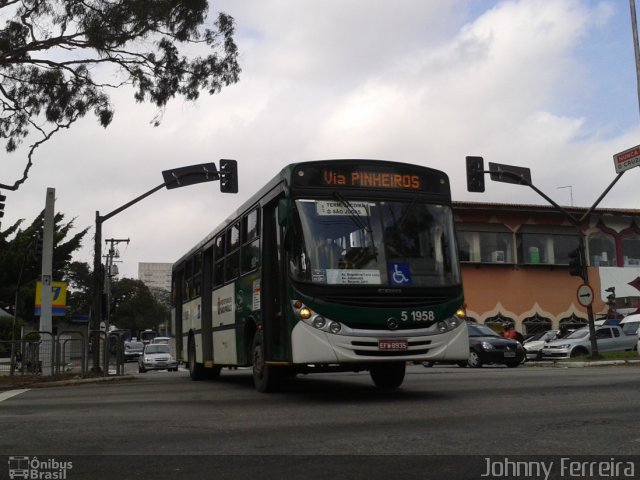 Via Sul Transportes Urbanos 5 1958 na cidade de São Paulo, São Paulo, Brasil, por Johnny Ferreira. Número da foto: #2138249.