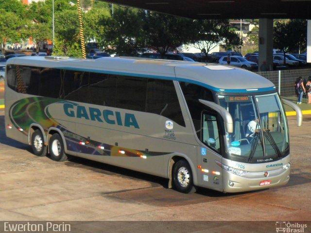 Viação Garcia 7906 na cidade de Foz do Iguaçu, Paraná, Brasil, por Ewerton Perin. Número da foto: #2096865.