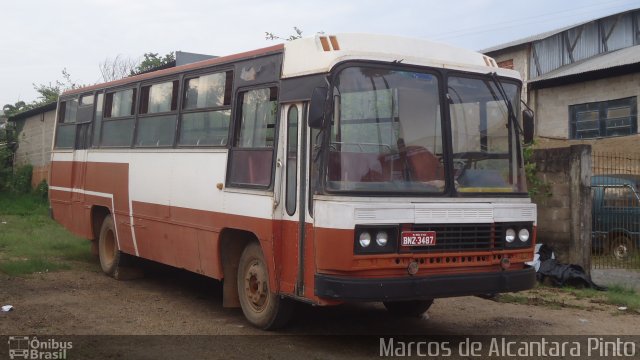 Ônibus Particulares 3487 na cidade de Borda da Mata, Minas Gerais, Brasil, por Marcos de Alcantara Pinto. Número da foto: #2097706.