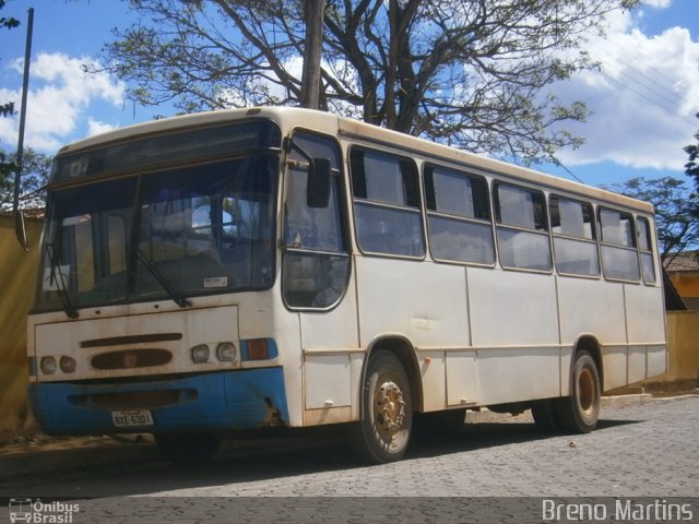 Ônibus Particulares 04 na cidade de Aricanduva, Minas Gerais, Brasil, por Breno Martins. Número da foto: #2100563.