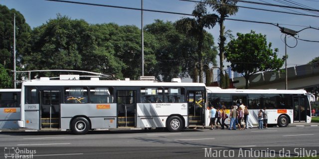 Metra - Sistema Metropolitano de Transporte 7075 na cidade de São Bernardo do Campo, São Paulo, Brasil, por Marco Antonio da Silva. Número da foto: #2100085.