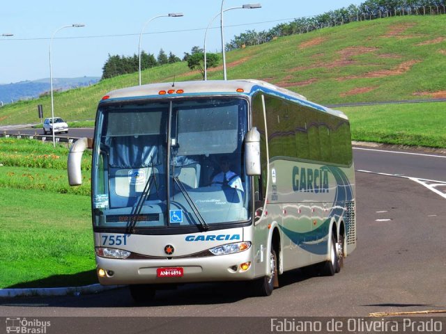 Viação Garcia 7551 na cidade de Pardinho, São Paulo, Brasil, por Fabiano de Oliveira Prado. Número da foto: #2182502.