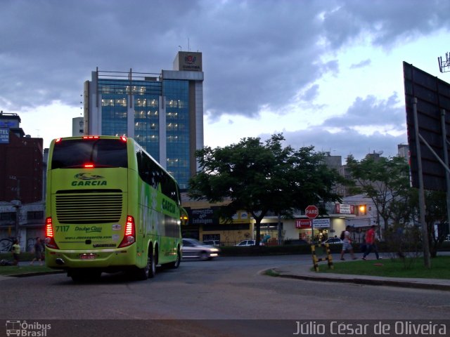 Viação Garcia 7117 na cidade de Curitiba, Paraná, Brasil, por Júlio César de Oliveira. Número da foto: #2148565.