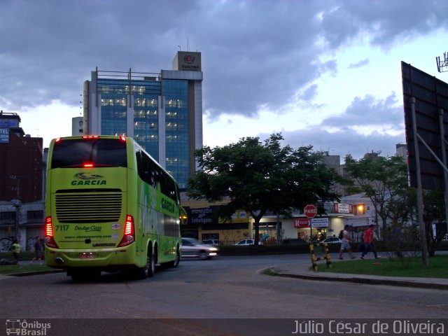 Viação Garcia 7117 na cidade de Curitiba, Paraná, Brasil, por Júlio César de Oliveira. ID da foto: 2148565.