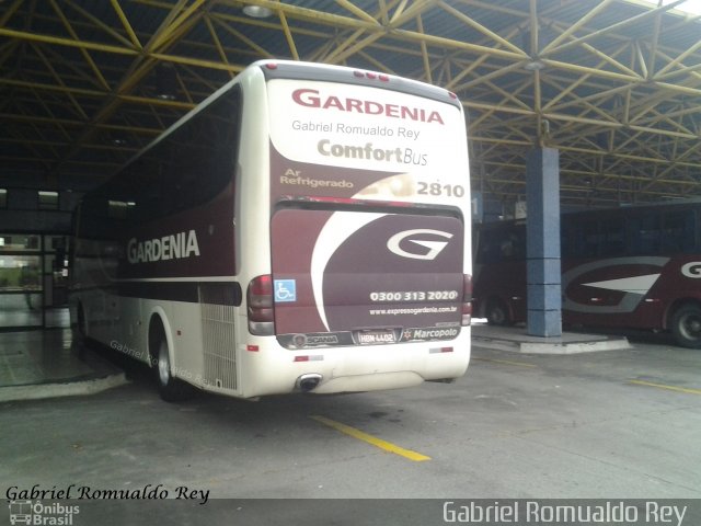 Expresso Gardenia 2810 na cidade de Poços de Caldas, Minas Gerais, Brasil, por Gabriel Romualdo Rey . Número da foto: #2200965.