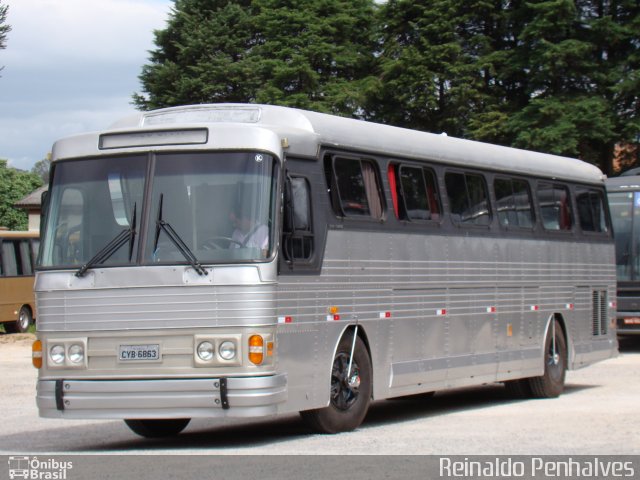 Ônibus Particulares 6863 na cidade de Curitiba, Paraná, Brasil, por Reinaldo Penha. Número da foto: #2155628.