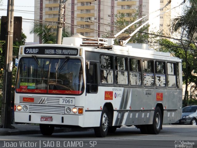 Metra - Sistema Metropolitano de Transporte 7061 na cidade de São Bernardo do Campo, São Paulo, Brasil, por João Victor. Número da foto: #2158389.