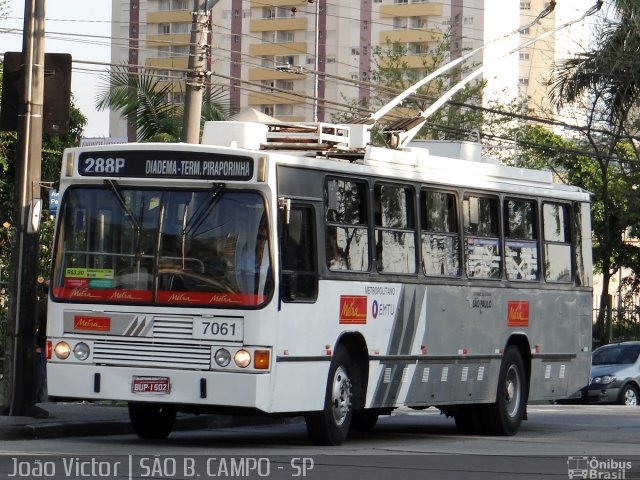 Metra - Sistema Metropolitano de Transporte 7061 na cidade de São Bernardo do Campo, São Paulo, Brasil, por João Victor. ID da foto: 2158389.