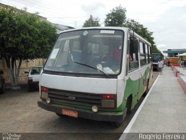 Ônibus Particulares 9831 na cidade de Tucano, Bahia, Brasil, por Rogério Ferreira de Jesus. Número da foto: #2253193.
