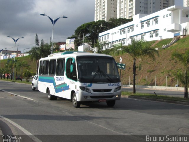 Grandino Transportes 300 na cidade de Taboão da Serra, São Paulo, Brasil, por Bruno Santino. Número da foto: #2258365.