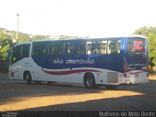 Viação São Cristóvão 2440 na cidade de Dores do Indaiá, Minas Gerais, Brasil, por Matheus de Melo Bento. Número da foto: #1607014.