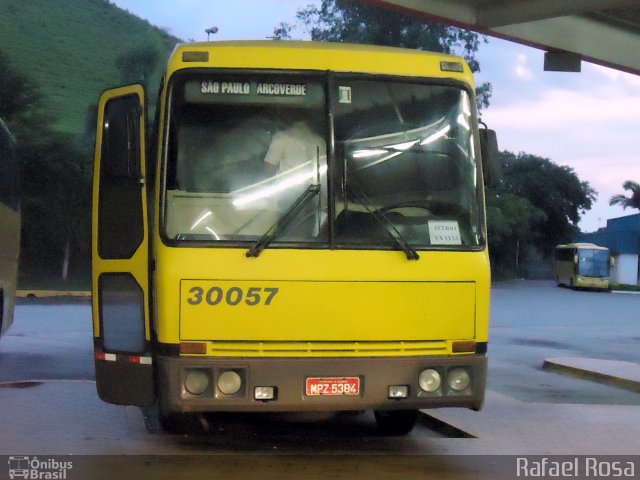 Viação Itapemirim 30057 na cidade de Queluz, São Paulo, Brasil, por Rafael Rosa. Número da foto: #1584456.