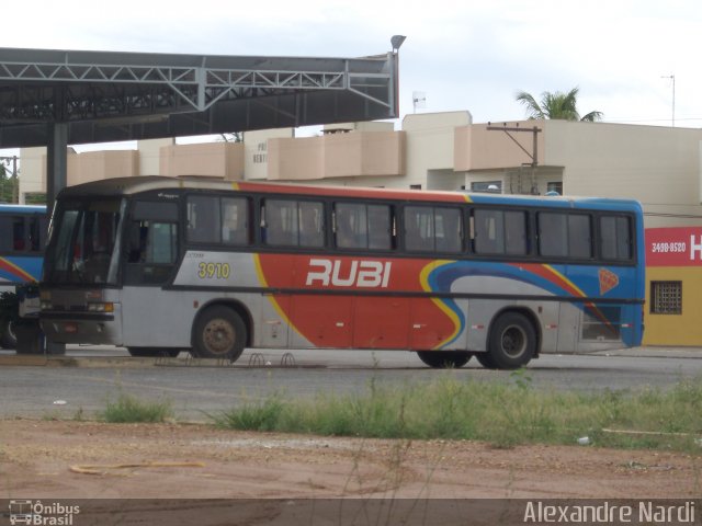 Expresso Rubi 3910 na cidade de Primavera do Leste, Mato Grosso, Brasil, por Alexandre Rodrigo. Número da foto: #1587473.