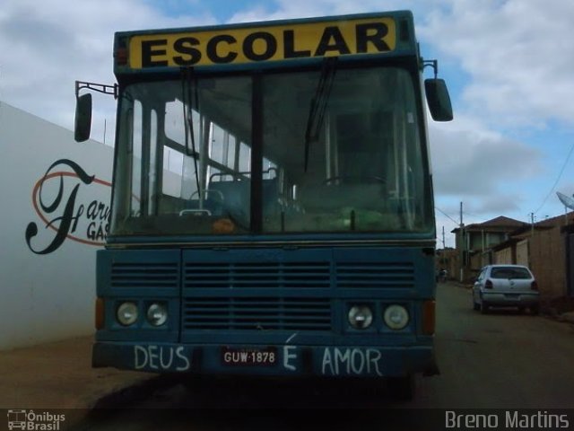 Escolares GUW1878 na cidade de Capelinha, Minas Gerais, Brasil, por Breno Martins. Número da foto: #1666048.