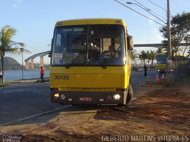 Viação Itapemirim 30135 na cidade de Vitória, Espírito Santo, Brasil, por Gilberto Martins. Número da foto: #1676882.