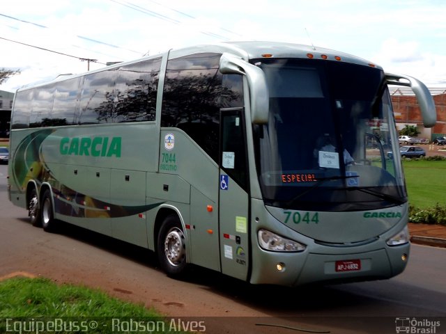 Viação Garcia 7044 na cidade de Londrina, Paraná, Brasil, por Robson Alves. ID da foto: 1733676.