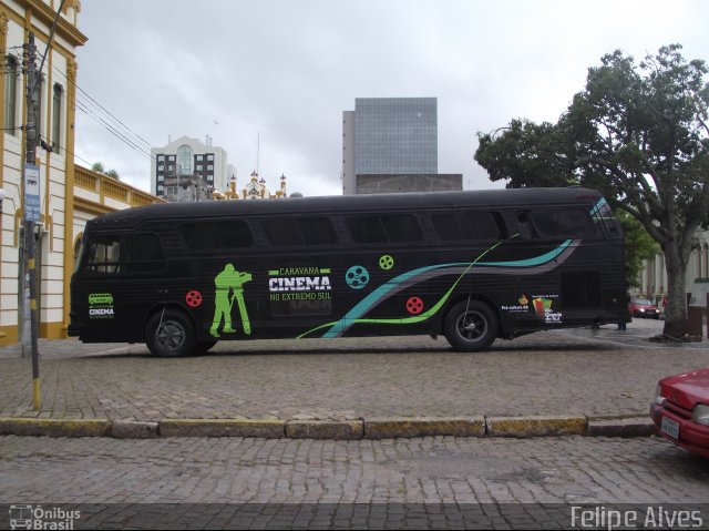 Ônibus Particulares 9196 na cidade de Pelotas, Rio Grande do Sul, Brasil, por Felipe Alves. Número da foto: #1708102.