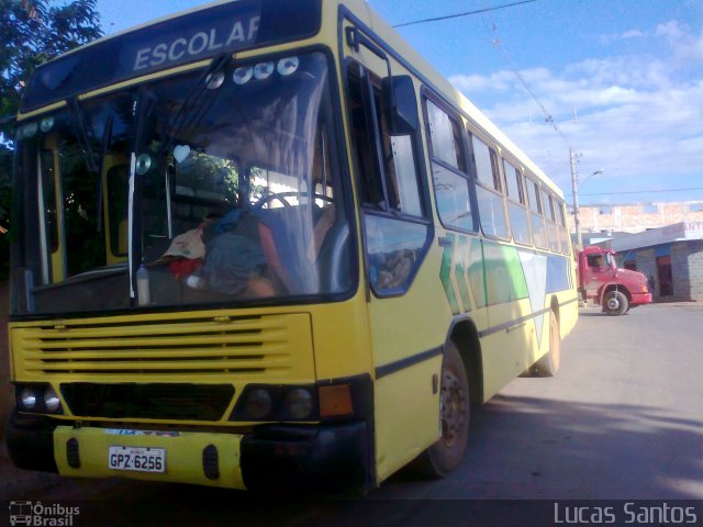 Escolares 6256 na cidade de Jequitaí, Minas Gerais, Brasil, por Lucas Santos. Número da foto: #1758153.