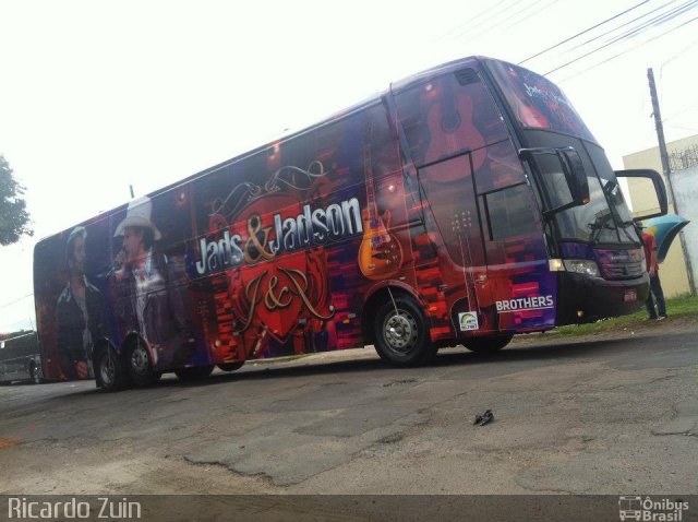 Jads e Jadson 4014 na cidade de Curitiba, Paraná, Brasil, por Ricardo Zuin. Número da foto: #1764026.