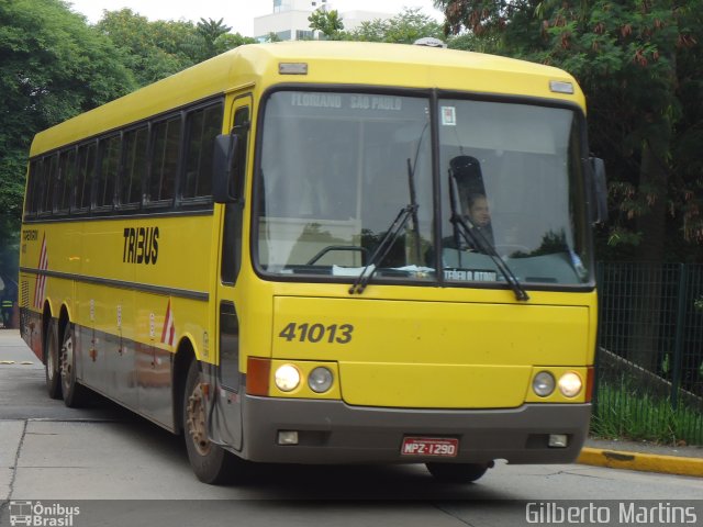 Viação Itapemirim 41013 na cidade de São Paulo, São Paulo, Brasil, por Gilberto Martins. ID da foto: 1764868.