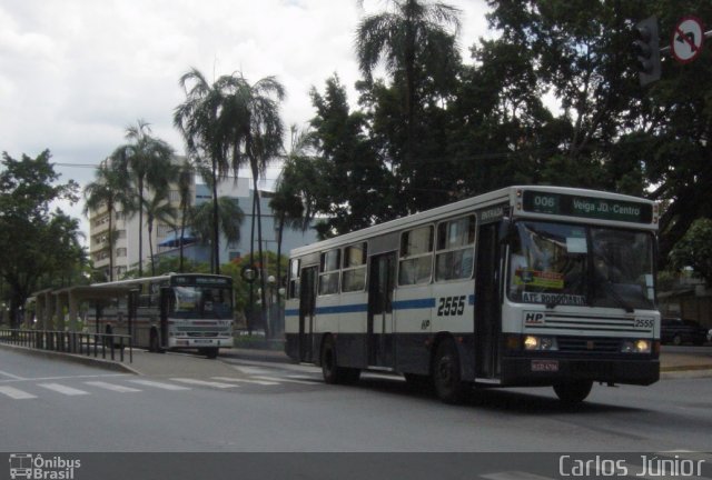 HP Transportes Coletivos 2555 na cidade de Goiânia, Goiás, Brasil, por Carlos Júnior. ID da foto: 1717264.