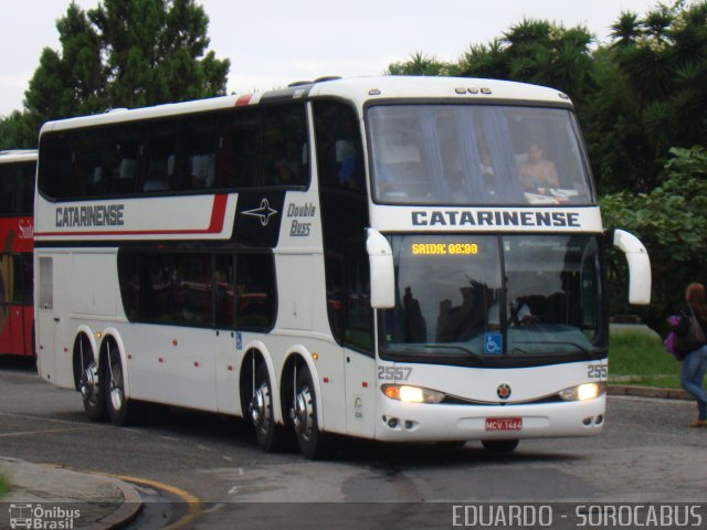 Auto Viação Catarinense 2557 na cidade de Curitiba, Paraná, Brasil, por EDUARDO - SOROCABUS. Número da foto: #1719138.