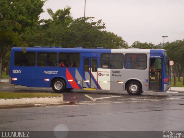 Viação Riacho Grande 1030 na cidade de São Bernardo do Campo, São Paulo, Brasil, por Luis Nunez. ID da foto: 1793894.