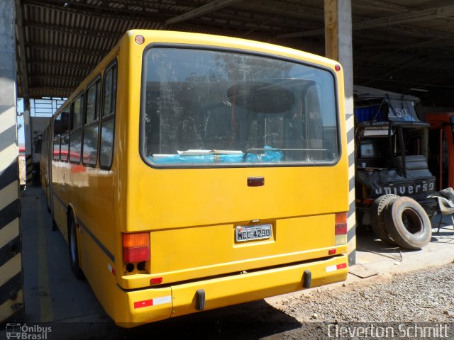 Ônibus Particulares 2102 na cidade de Santa Maria, Rio Grande do Sul, Brasil, por Cleverton Schmitt. Número da foto: #1809501.