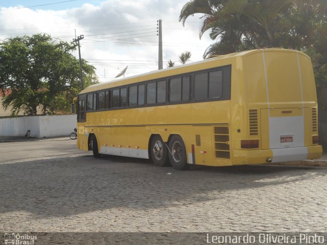 Ônibus Particulares 01 na cidade de Caruaru, Pernambuco, Brasil, por Leon Oliver. Número da foto: #1823764.