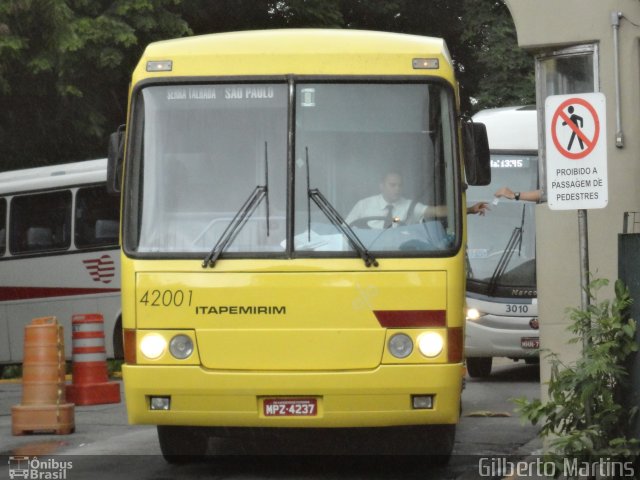 Viação Itapemirim 42001 na cidade de São Paulo, São Paulo, Brasil, por Gilberto Martins. ID da foto: 1772546.