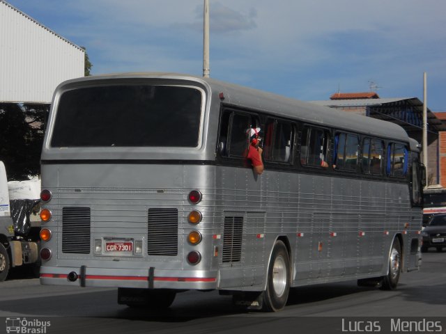 Ônibus Particulares 7301 na cidade de Montes Claros, Minas Gerais, Brasil, por Lucas  Mendes. Número da foto: #1859490.