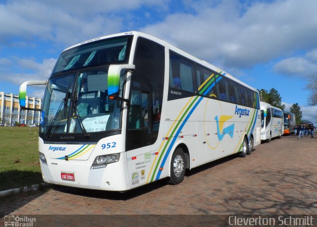 Transporte Argenta - Argentur 952 na cidade de Santa Maria, Rio Grande do Sul, Brasil, por Cleverton Schmitt. Número da foto: #1864591.