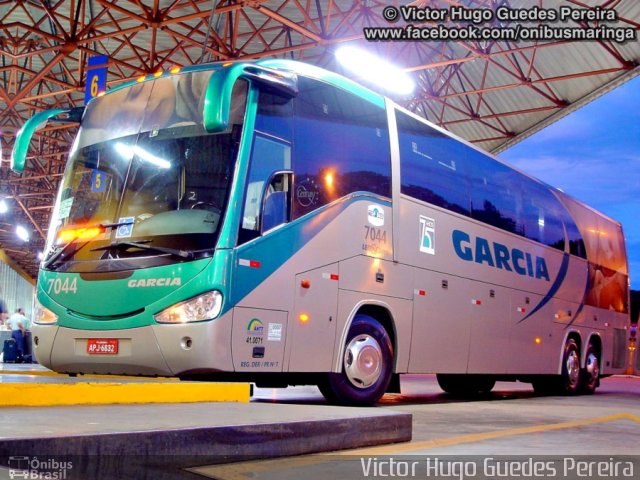 Viação Garcia 7044 na cidade de Maringá, Paraná, Brasil, por Victor Hugo Guedes Pereira. Número da foto: #1917736.