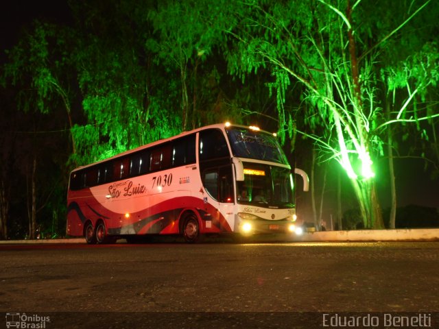 Expresso São Luiz 7030 na cidade de Cuiabá, Mato Grosso, Brasil, por Eduardo Benetti . Número da foto: #1920446.