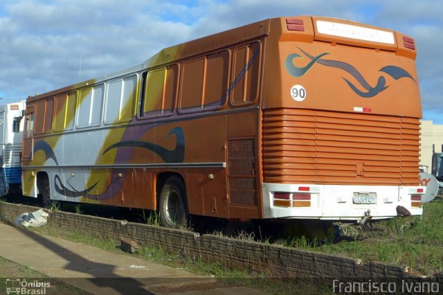 Ônibus Particulares 90 na cidade de Assis, São Paulo, Brasil, por Francisco Ivano. Número da foto: #1947639.