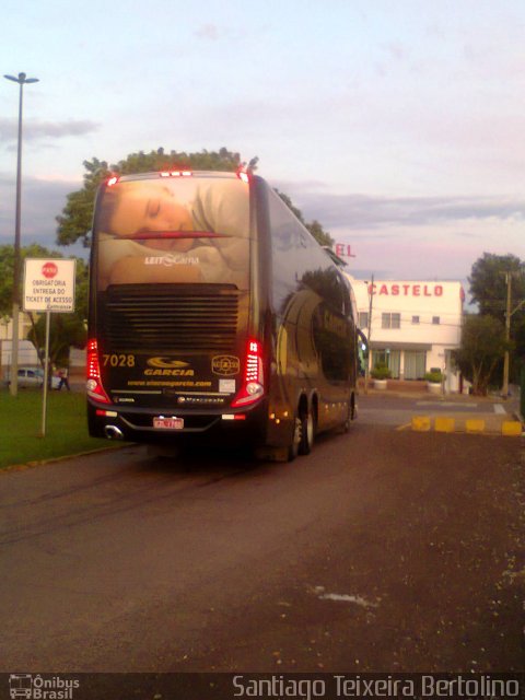 Viação Garcia 7028 na cidade de Cascavel, Paraná, Brasil, por Santiago Teixeira Bertolino. Número da foto: #1898218.