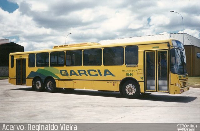 Viação Garcia 6944 na cidade de Maringá, Paraná, Brasil, por André Aguirra Taioqui. ID da foto: 1897995.