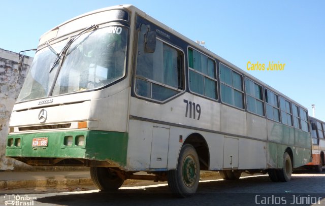 Ônibus Particulares 7119 na cidade de São Félix do Coribe, Bahia, Brasil, por Carlos Júnior. Número da foto: #1956981.
