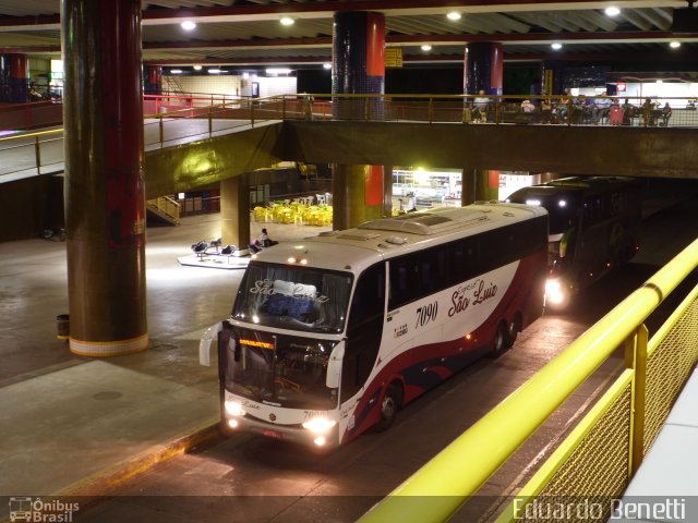 Expresso São Luiz 7090 na cidade de Cuiabá, Mato Grosso, Brasil, por Eduardo Benetti . ID da foto: 2023126.