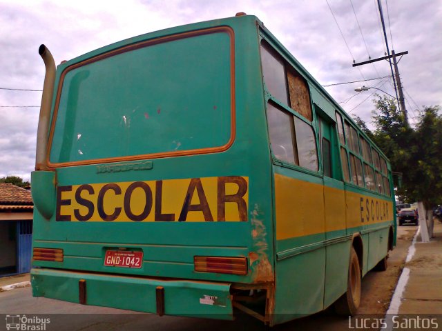 Escolares 1042 na cidade de Claro dos Poções, Minas Gerais, Brasil, por Lucas Santos. ID da foto: 2021706.