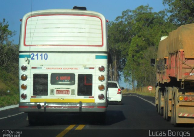 Ônibus Particulares 2110 na cidade de Perdizes, Minas Gerais, Brasil, por Lucas Borges . ID da foto: 1965710.