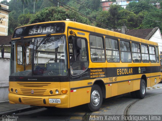 Escolares PMS 497 na cidade de Santos, São Paulo, Brasil, por Adam Xavier Rodrigues Lima. ID da foto: 2046904.