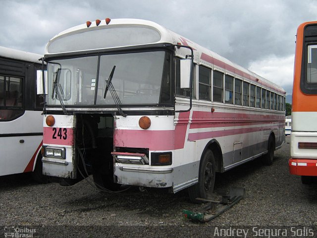 Coopana RL 243 na cidade de Santa Rosa, Santo Domingo, Heredia, Costa Rica, por Andrey Segura Solís. Número da foto: #2051425.