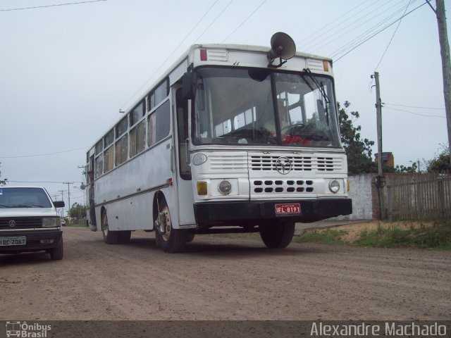 Ônibus Particulares 111 na cidade de Mostardas, Rio Grande do Sul, Brasil, por Alexandre Machado. Número da foto: #2056227.