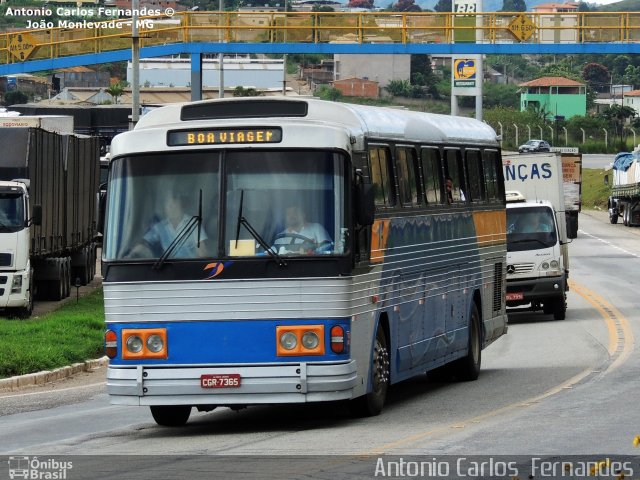 Duda Van 7365 na cidade de João Monlevade, Minas Gerais, Brasil, por Antonio Carlos Fernandes. Número da foto: #2079907.