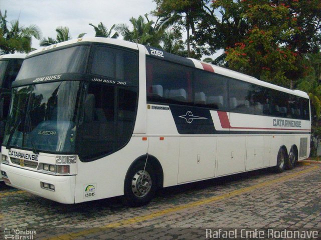 Auto Viação Catarinense 2062 na cidade de Blumenau, Santa Catarina, Brasil, por Rafael Cmte Rodonave. Número da foto: #2028187.