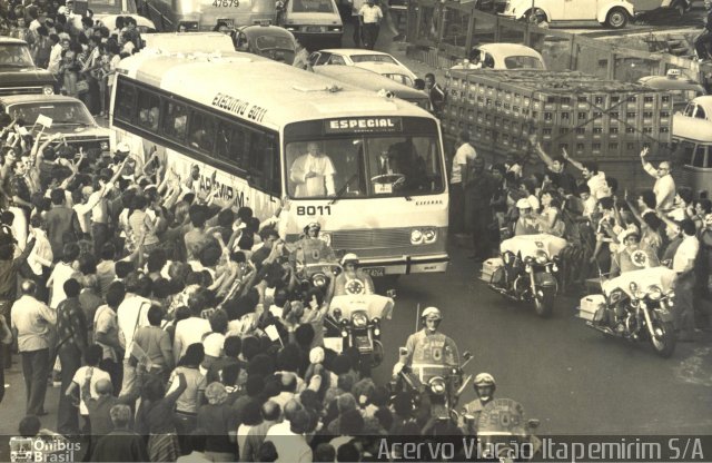Viação Itapemirim 8011 na cidade de Rio de Janeiro, Rio de Janeiro, Brasil, por Robert Feres Tompsom Machado. Número da foto: #2082911.